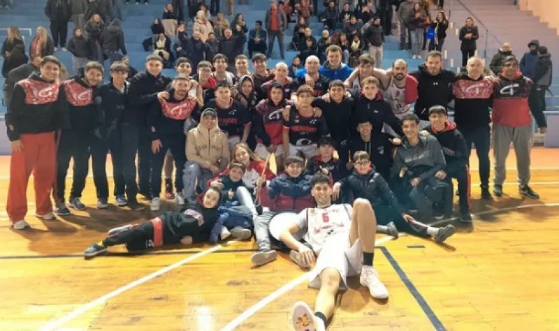 El Rojo celebró en Villa Fox el triunfo en el inicio del Pre Federal.