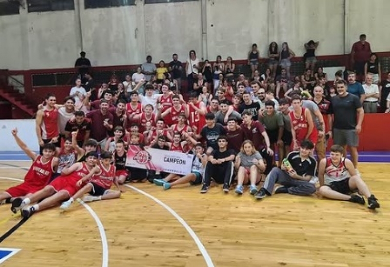 La celebración de los U17 de Inde en el gimnasio de Paraná.