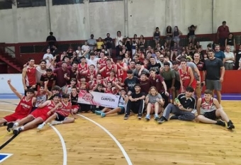 La celebración de los U17 de Inde en el gimnasio de Paraná.