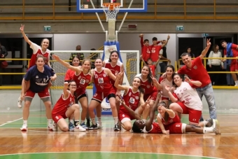 Luciana Riccotti (centro) celebró junto a Centro Basket la permanencia en la Liga Femenina.