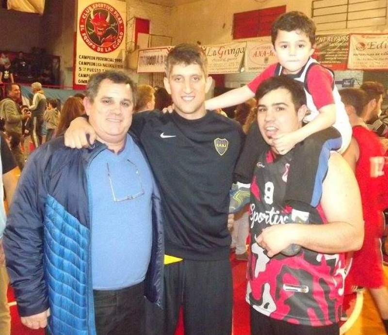 Campe Michelini, su hijo Gonzalo y el nieto Bauti, junto a Jony Treise en una fiesta de básquet en La Caldera de Sportivo Pilar.