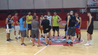 La charla del nuevo cuerpo técnico con el grupo de jugadores en el gimnasio de Paraná.