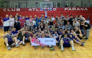 Los chicos del Ancla y su hinchada celebrando en Paraná.