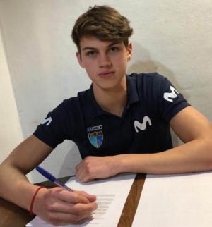 Lucas Giovannetti firma con la remera de su futuro club.