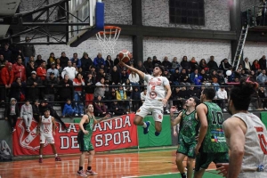 Mariano Rabazano se eleva como todo Sportivo Pilar para llegar a la fase Nacional de la Liga Federal.