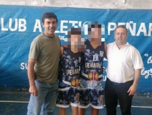 Carlos Moriggia (izquierda) acompañando a su hijo en el club Peñarol junto al presidente de la institución, Roque Longo (derecha).