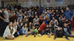 La familia de Presidente Derqui junto a Eduardo Mancini y Quique Basterrica en una noche emocionante.