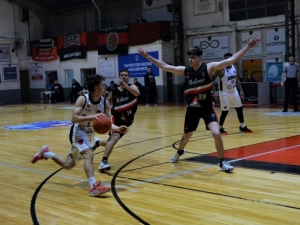 Ezequiel Henriques fue clave con sus triples además de la intensidad defensiva.