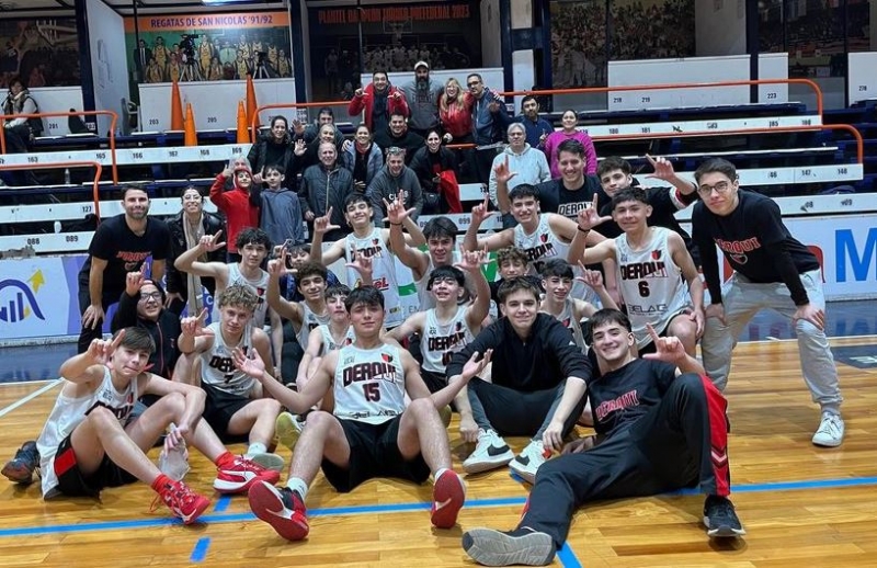 El festejo del Rojinegro U15 por su pasaje en San Nicolás.