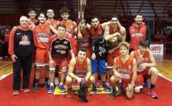 El plantel Rojo tras la celebrada victoria enc asa sobre Ciudad.