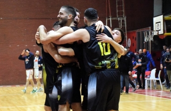 El abrazo de los jugadores de El Talar celebrando el ascenso a la Liga Argentina.