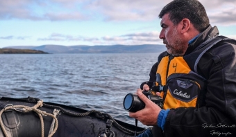 Fabio Saltarelli, el fotógrafo que juega en Vélez +50 en el maxibásquet, en pleno desembarco durante su viaje a Malvinas