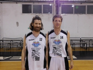 Daniel y Gabriel Goldberg, jugadores de los Indios de Moreno y parte de los 5 Inoxidables del Maxibásquet Negriblanco.