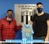 Hilario Gutiérrez toma la camiseta del presidente Gustavo Bruno.