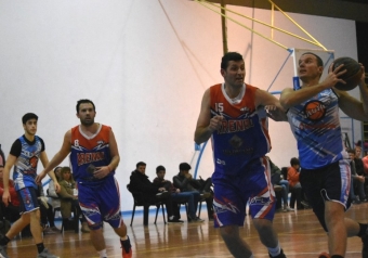 Camejo en defensa de Martín Fernández, duelo clave de la noche en San Pedro.