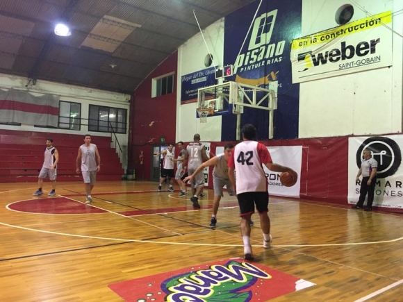 Julián Olmedo domina el balón ante la marca de Diego Casarin y la mirada atenta de Javier Katz para llegar en la ayuda.