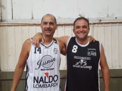 Guillermo Raggio, de Junín Blanco, junto a Víctor &quot;Polaco&quot; Rodríguez, líder de la tabla de goleadores y jugador de Zárate-Campana. Ambos comparten además el plantel de San Lorenzo +35 que alcanzó las semifinales del torneo de Primera A de FeBAMBA.