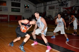 No pasarás. Juani Baquero ante la marca de Sacco y detrás Runke en ayuda.