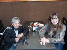 Inés Izarrualde (All Boys, izquierda) y Gloria Paoloni (Imperio Jrs, derecha) mostrando que los oficiales de mesa también tiene su tercer tiempo.