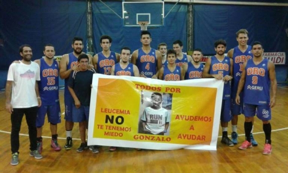 Central-Oro con la bandera en apoyo a Gonza y su lucha contra la Leucemia en la noche zarateña.