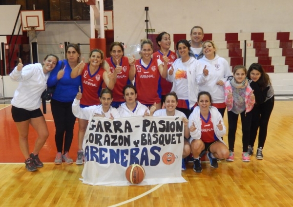 Las Areneras y su bandera de batalla siguiendolas en el Rancho de Pilar.