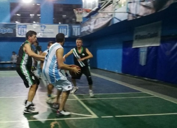 Hernán &quot;Albo&quot; Mandrafina, uno de los goleadores de Racing en la noche de Villa del Parque, domina la pelota en ofensiva.