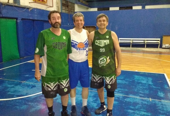 Marcelo Guini (Vélez, al centro), rodeado por Rodolfo &quot;Roly&quot; Novo (izquierda) y Alejandro Hlobaz (derecha) en un re-encuentro de amigos en la noche de Liniers con Vélez vs CEDIMA como excusa.