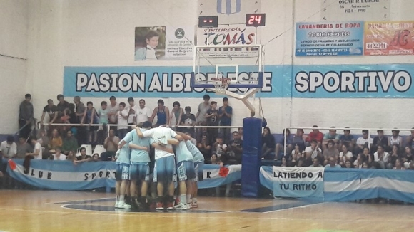 Todos abrazados a la ilusión. Sportivo ganó en casa y forzó el cuarto punto para mañana en la calle Colón.