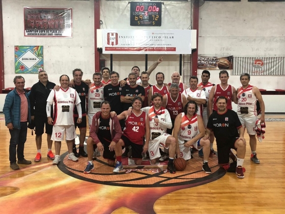 Una foto de ambos equipos para terminar un nuevo año de Maxibásquet