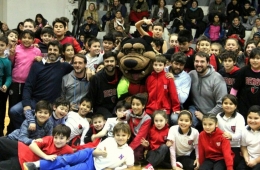 La clínica de básquet juntó a más de 300 personas en la calle Dorrego.