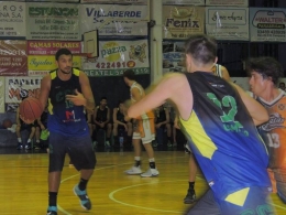 Es tuya Fran. Mauro Corvalán espera el mano en mano con Santini en la victoria tricolor.