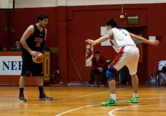 Maxi Gutiérrez frente a Bruno Carugatti. Rivales en el PRovincial, compañeros en el Zonal.