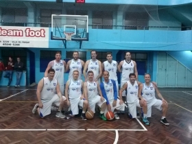 Aún sin eel plantel completo, Parque se sobrepuso a la caída en cuartos de final y arrancó con victoria su serie ante Morón.