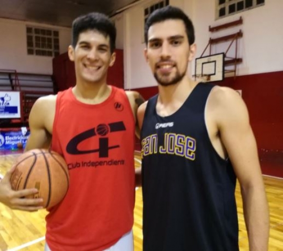 Carugatti y Gaytán en su primer entrenamiento en la calle Independencia.