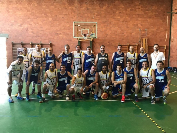 Argentina C y Colombia C posan tras el partido