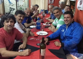 Los muchachos del Trede +45 cenando post-partido