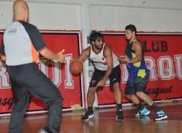 Nicolás Suárez ante la marca de Corvalán en el duelo del poste bajo.