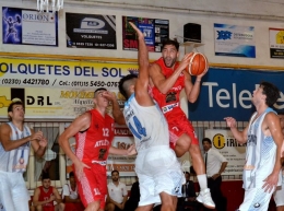 Jonatan Ledesma choca frente a la defensa de Runke.