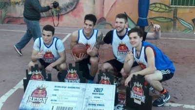 El cuarteto zarateño disfrutando de su conquista nacional .