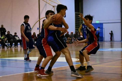 Ian Janulevicius contra la defensa de Arenal.