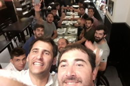 El plantel, los hinchas y dirigentes del Rancho en la cena para celebrar el triunfo en La Feliz.