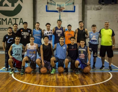 El plantel de Cadu con Devoto y Lisandro Rasio, la esperanza blanca en Villa Fox.