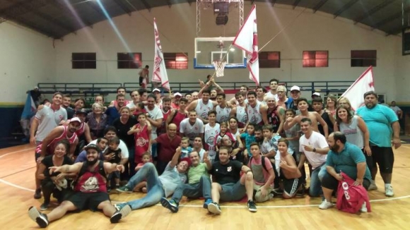 Sportivo y sus hinchas celebraron juntos en Campana la victoria en cuartos de final.