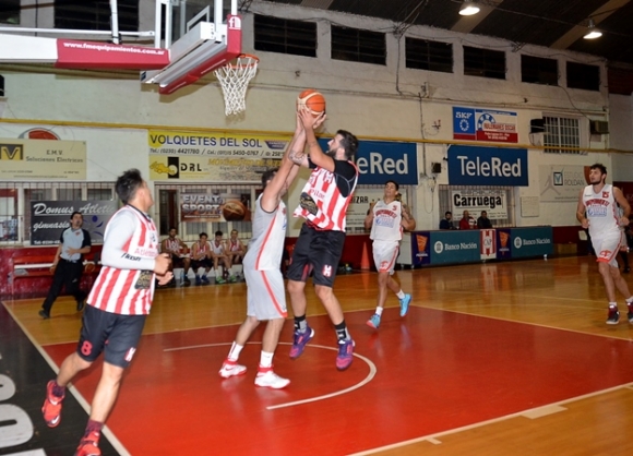 Independiente y Atlético juegan esta noche en Zárate.