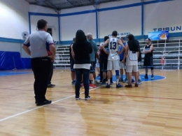 Cónclave en mitad de cancha para conocer el veredicto de los jueces luegos de que varios jugadores de ambos equipos se agarraran.