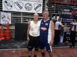 Gustavo De Vicenzo (All Boys, izquierda) y  Ricardo &quot;Profe&quot; Barbe (Banco Nación, derecha) festejaron con los compañeros, aunque para Gustavo la noche terminó más redonda