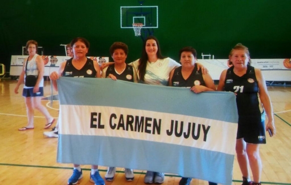 Desde todos los lugares de la Argentina concurrió gente a Italia para dar lo mejor de sí por la naranja: como las chicas de Argentina B +60, de Jujuy, que van con su bandera a cada partido.