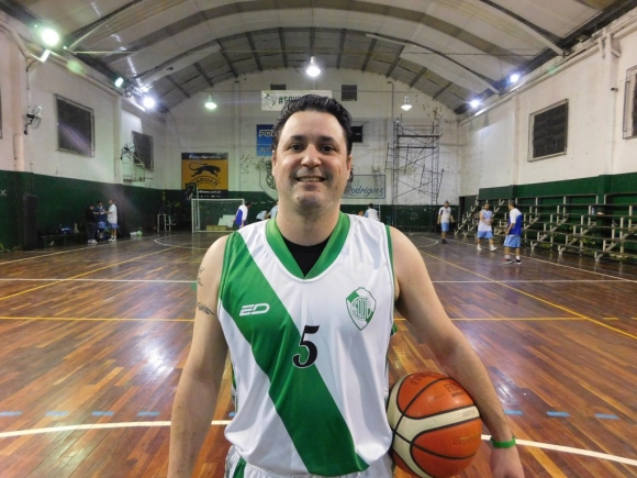 Con dos triples decisivos Leonardo Coira (27 puntos) llevó a Defensores de Banfield a la victoria.