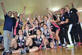 Las chicas de Moreno celebran la conquista en el primer campeonato argentino de la categoría.