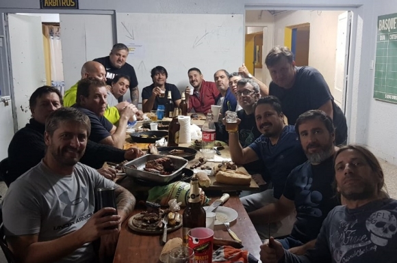 Além es jugar al básquet, sufrir con el descenso, y comer asado